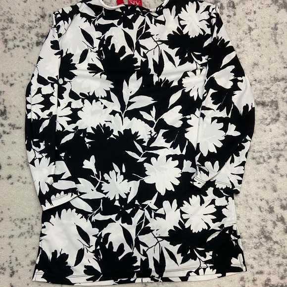 Women’s Floral Black and White Top - Picture 2 of 3
